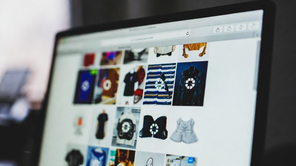 Dlaczego sklepy oparte na platformach PHP zwalniają przy dużym katalogu produktów?