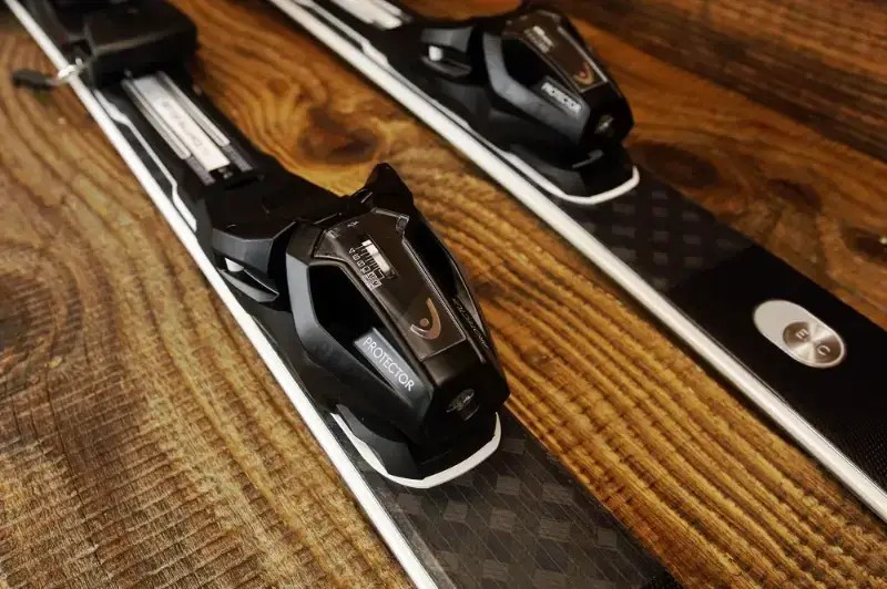 Narty Head Supershape E-original 2026 + Protector PR 13 GW